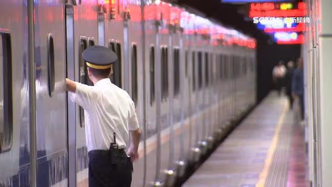 她獨自帶娃出行,半路車廂餵母乳,一旁大媽不爽,怒轟她不知羞恥「餓一下不會死」列車長處置被讚爆