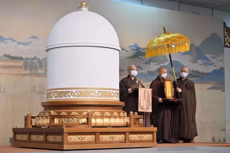 囑咐後事從簡!星雲大師「真身封龕畫面曝」弟子24小時守靈 「笑留8字遺言」信眾潸然淚下