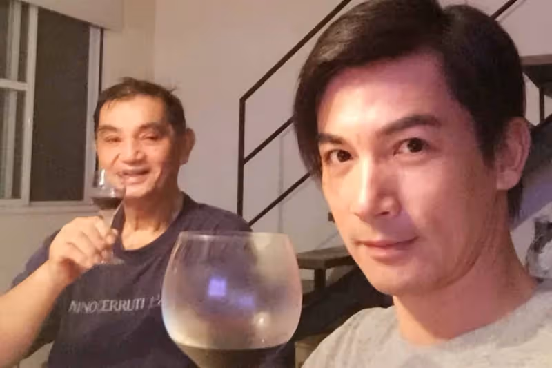 最後的孝順！八點檔男神「花光積蓄帶父母」爽出國1個月 「媽媽告別式上」抬頭一看遺照瞬間淚崩