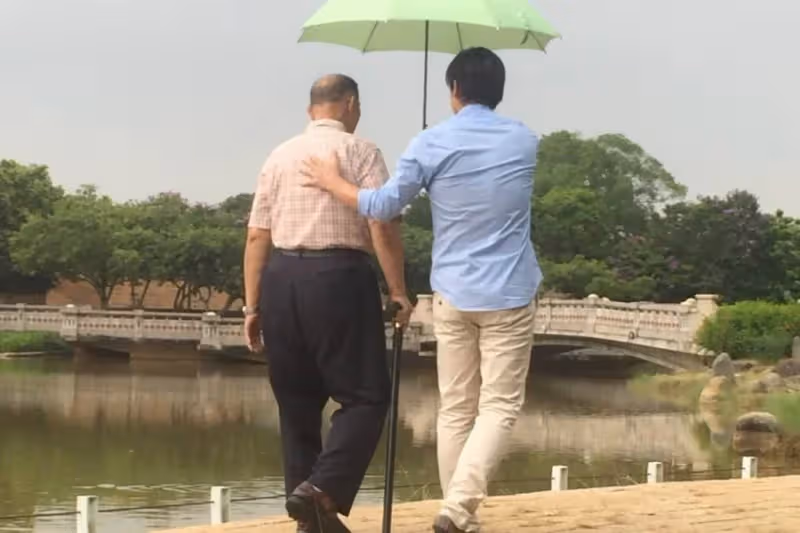 最後的孝順！八點檔男神「花光積蓄帶父母」爽出國1個月 「媽媽告別式上」抬頭一看遺照瞬間淚崩