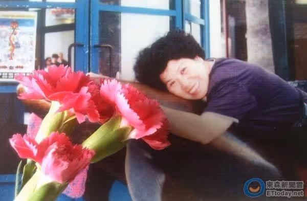最後的孝順！八點檔男神「花光積蓄帶父母」爽出國1個月 「媽媽告別式上」抬頭一看遺照瞬間淚崩