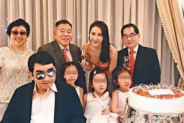黎姿近照:前段時間參加名媛聚會的未修圖照片流出,名媛氣質不再