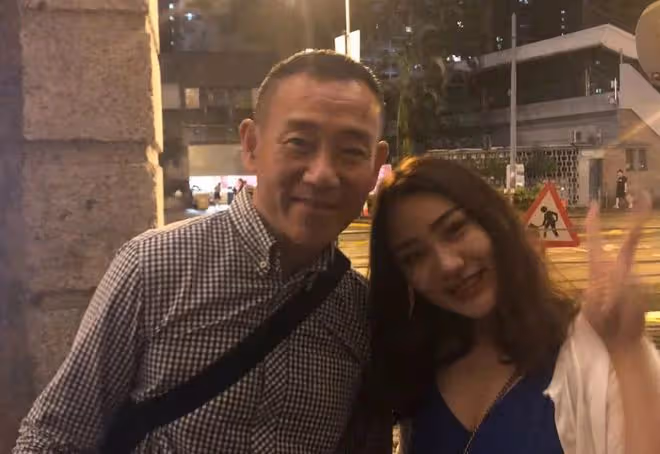 57歲林保怡酒吧被偶遇,身家過億打扮樸素,與粉絲合影親切無架子