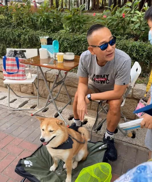 57歲林保怡酒吧被偶遇,身家過億打扮樸素,與粉絲合影親切無架子