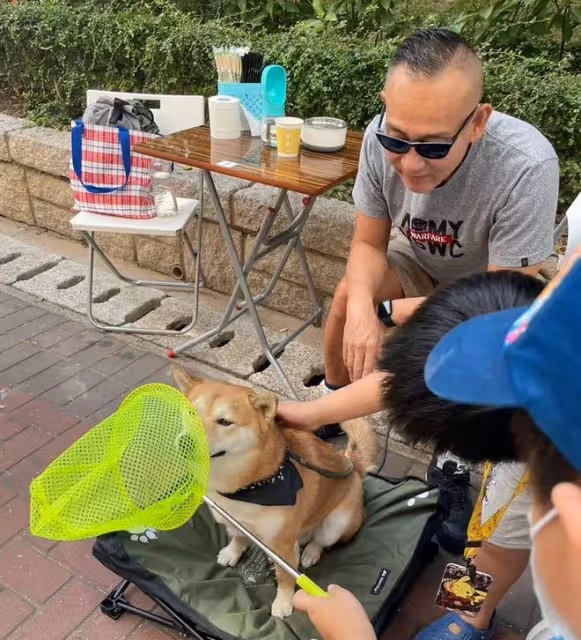 57歲林保怡酒吧被偶遇,身家過億打扮樸素,與粉絲合影親切無架子