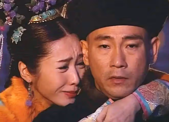 57歲林保怡酒吧被偶遇,身家過億打扮樸素,與粉絲合影親切無架子