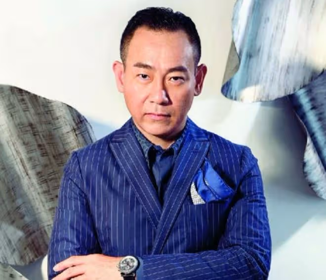 57歲林保怡酒吧被偶遇,身家過億打扮樸素,與粉絲合影親切無架子