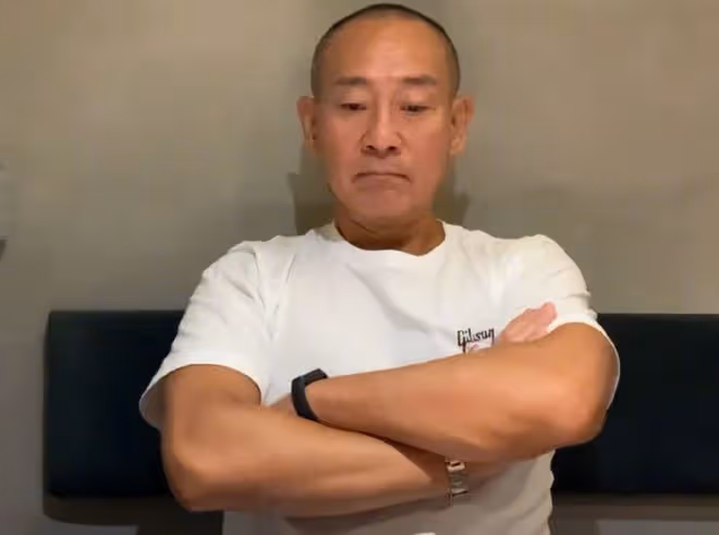 57歲林保怡酒吧被偶遇,身家過億打扮樸素,與粉絲合影親切無架子