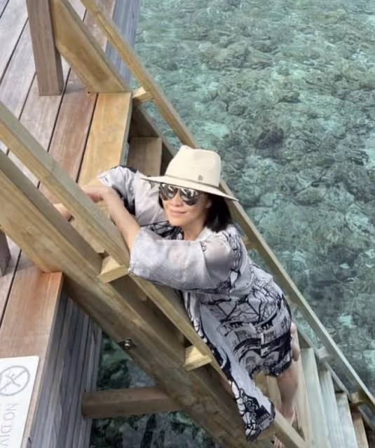 58歲劉嘉玲曬馬爾地夫度假照,秀大長腿和事業線,與弟媳同框比美
