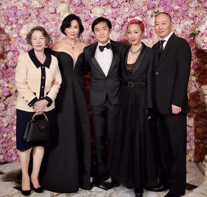 58歲劉嘉玲曬馬爾地夫度假照,秀大長腿和事業線,與弟媳同框比美