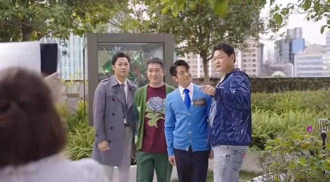 58歲劉嘉玲曬馬爾地夫度假照,秀大長腿和事業線,與弟媳同框比美