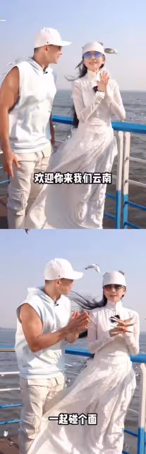 64歲楊麗萍與劉畊宏合拍大片,10cm指甲搶鏡,直播間一起跳孔雀舞