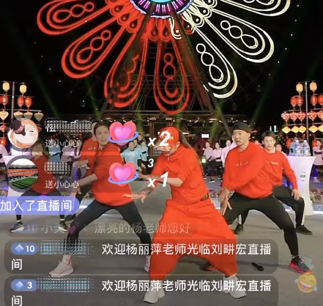 64歲楊麗萍與劉畊宏合拍大片,10cm指甲搶鏡,直播間一起跳孔雀舞