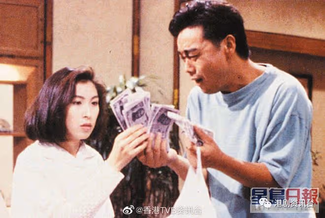 55歲郭藹明樸素眼鏡look勁青春!鮮有露面與老公劉青雲同黎耀祥飯敘