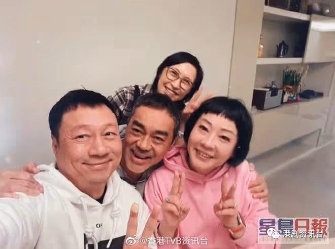 55歲郭藹明樸素眼鏡look勁青春!鮮有露面與老公劉青雲同黎耀祥飯敘