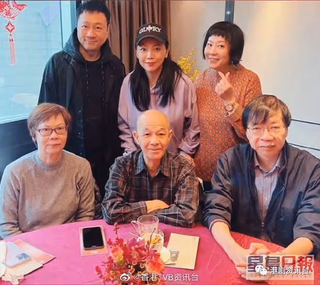 55歲郭藹明樸素眼鏡look勁青春!鮮有露面與老公劉青雲同黎耀祥飯敘