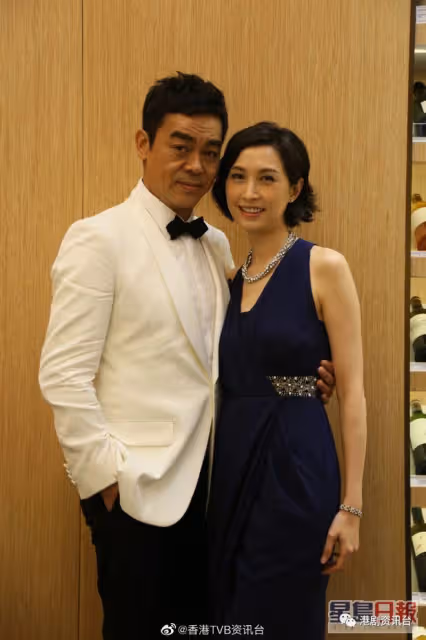 55歲郭藹明樸素眼鏡look勁青春!鮮有露面與老公劉青雲同黎耀祥飯敘