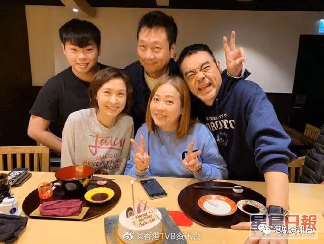 55歲郭藹明樸素眼鏡look勁青春!鮮有露面與老公劉青雲同黎耀祥飯敘