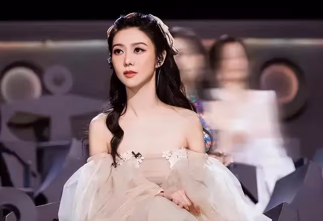 香港知名女星曬照少女味十足，重演武俠劇角色，卻被指像青樓舞女