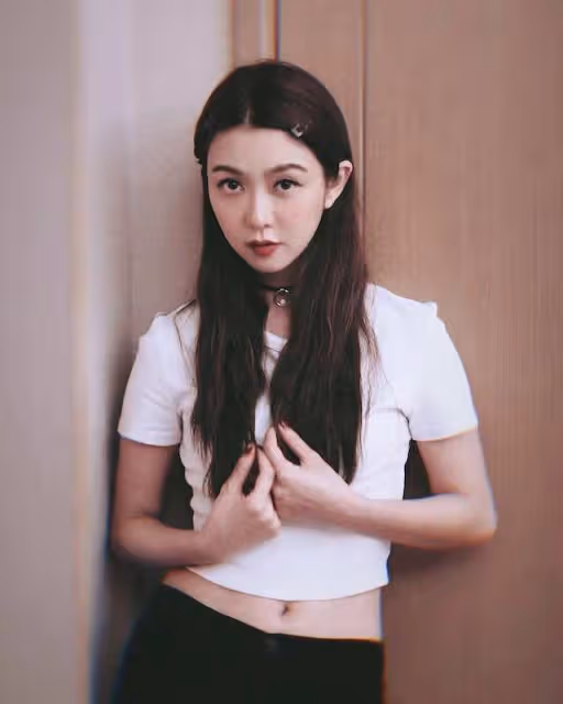 香港知名女星曬照少女味十足,重演武俠劇角色,卻被指像青樓舞女