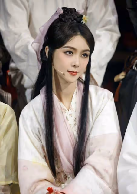 香港知名女星曬照少女味十足,重演武俠劇角色,卻被指像青樓舞女