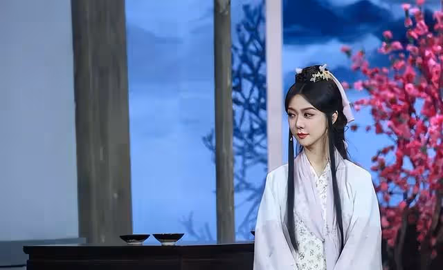 香港知名女星曬照少女味十足,重演武俠劇角色,卻被指像青樓舞女