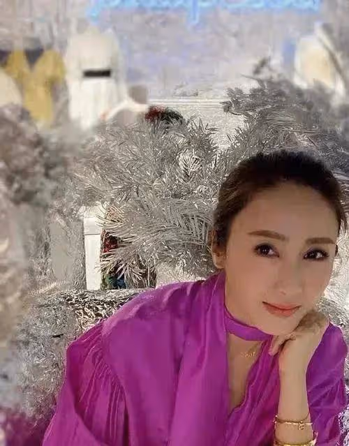 黎姿近照：名媛氣質不再，像老太太很瘦，拚命修圖也難掩蒼老