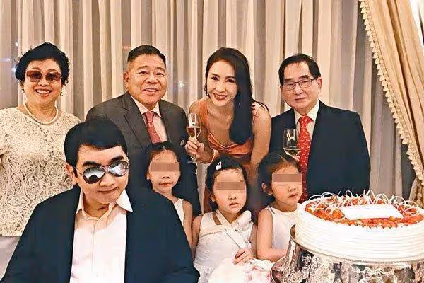 黎姿近照:名媛氣質不再,像老太太很瘦,拚命修圖也難掩蒼老