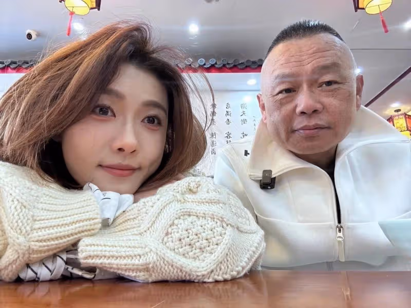 聶小雨:在父親面前依然時尚性感,大冬天穿那麼薄,為流量不容易