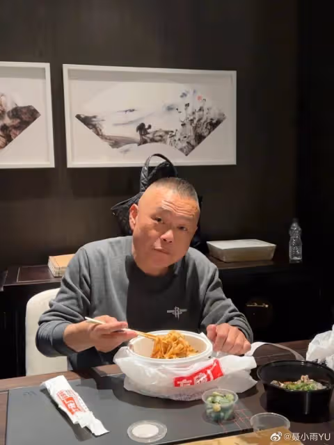 聶小雨:在父親面前依然時尚性感,大冬天穿那麼薄,為流量不容易