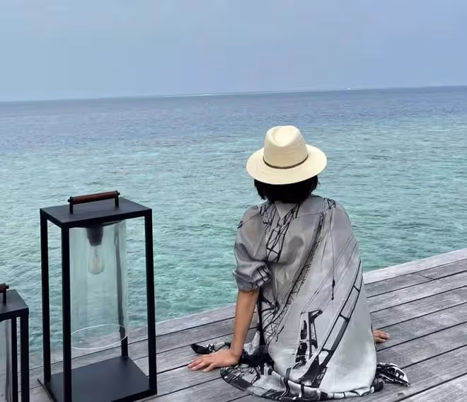 劉嘉玲攜親友海邊度假,眾人穿泳衣秀身材,曹查理外甥女黑到發光