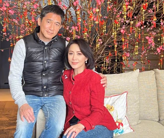 劉嘉玲攜親友海邊度假,眾人穿泳衣秀身材,曹查理外甥女黑到發光