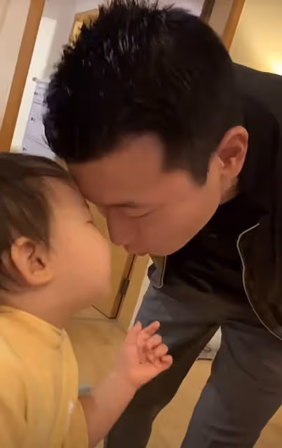 38歲朱珠出席活動,穿深V秀事業線,老公在家和女兒玩親親好有愛