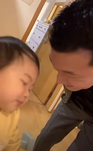 38歲朱珠出席活動,穿深V秀事業線,老公在家和女兒玩親親好有愛