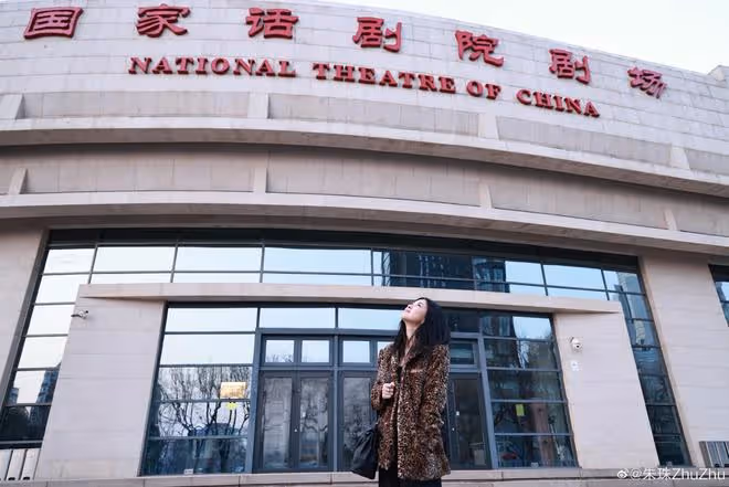 38歲朱珠出席活動,穿深V秀事業線,老公在家和女兒玩親親好有愛