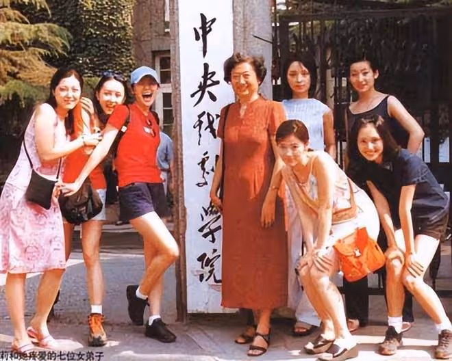 結婚12年有11個孩子,32歲嫁給最年輕影帝,無緋聞