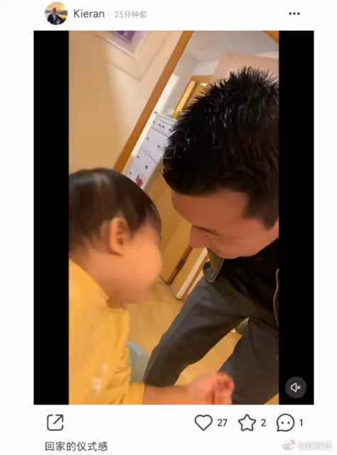 朱珠老公與女兒溫馨互動,父女上演愛的貼貼,王珠寶乖巧配合萌翻