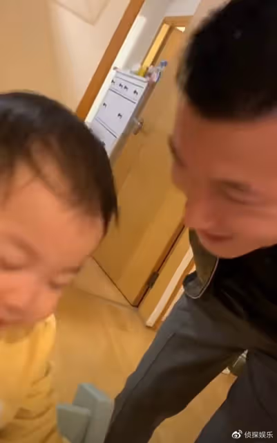 朱珠老公與女兒溫馨互動,父女上演愛的貼貼,王珠寶乖巧配合萌翻