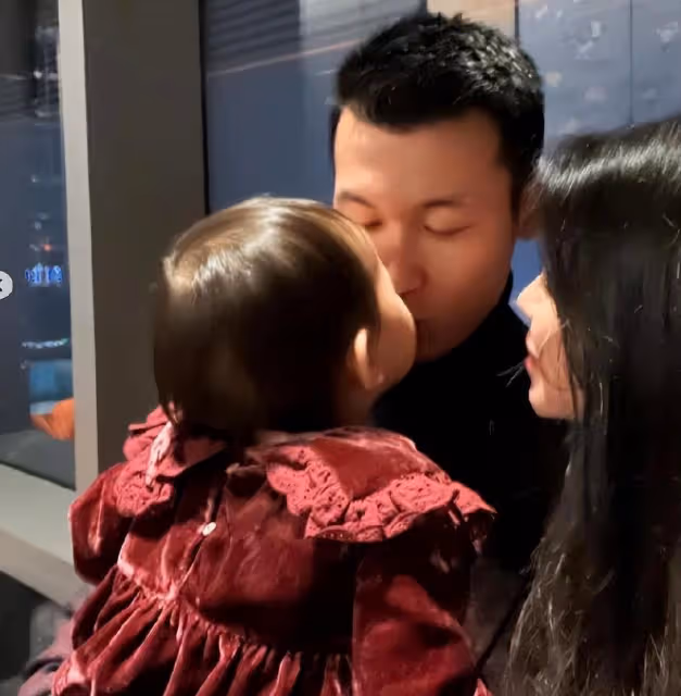 朱珠老公與女兒溫馨互動,父女上演愛的貼貼,王珠寶乖巧配合萌翻