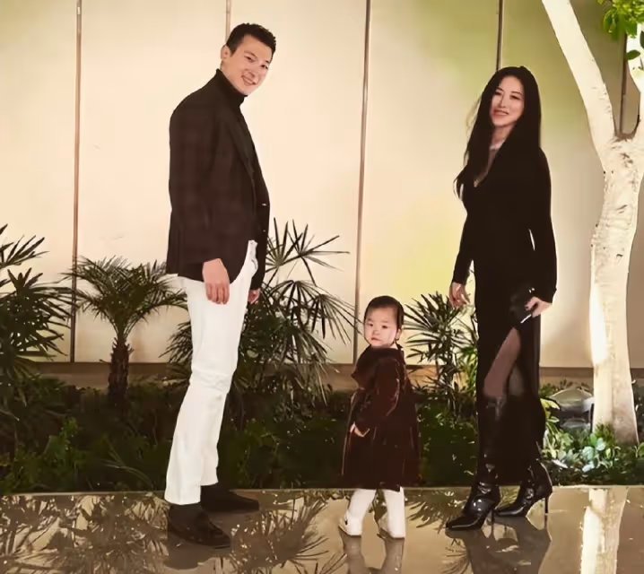 朱珠老公與女兒溫馨互動,父女上演愛的貼貼,王珠寶乖巧配合萌翻