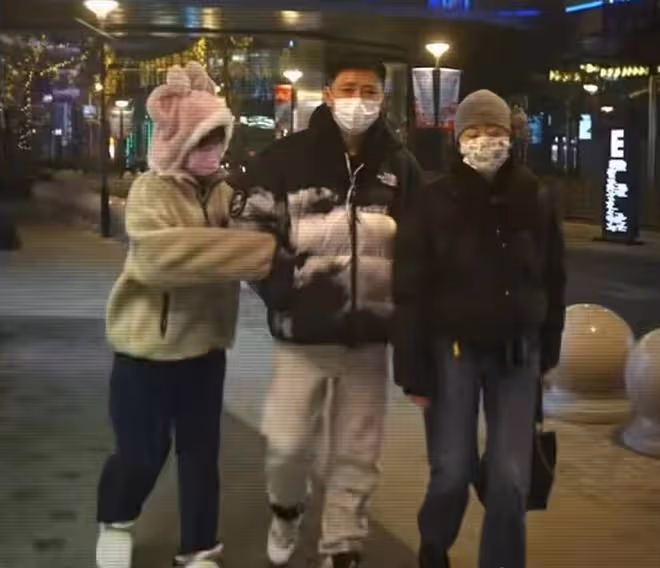 王一楠一家三口罕同框!高鑫溫柔望著女兒,愛女氣質出眾像爸爸