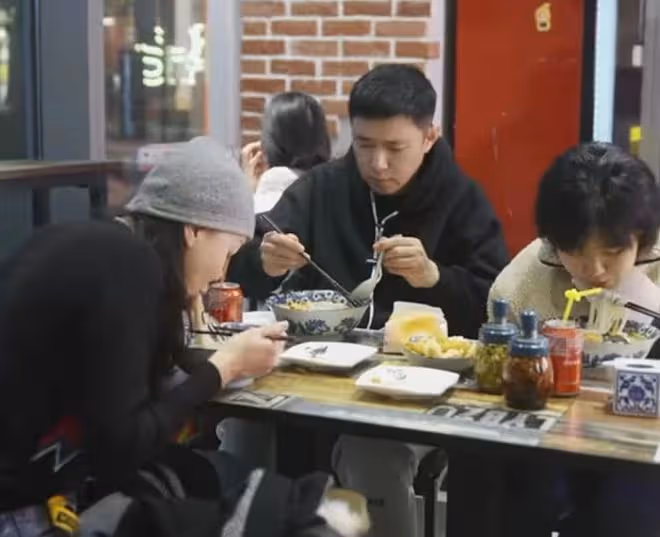 王一楠一家三口罕同框!高鑫溫柔望著女兒,愛女氣質出眾像爸爸