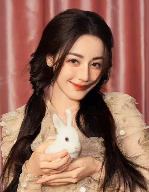 迪麗熱巴又上熱搜了,網曝她沒懷孕在鬧解約,但和男演員很甜蜜