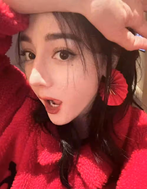 迪麗熱巴又上熱搜了,網曝她沒懷孕在鬧解約,但和男演員很甜蜜