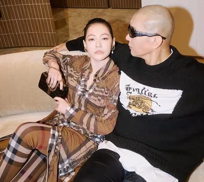 具俊曄最新扮酷:穿3年前的舊衣服自拍,自信又有嘻哈風