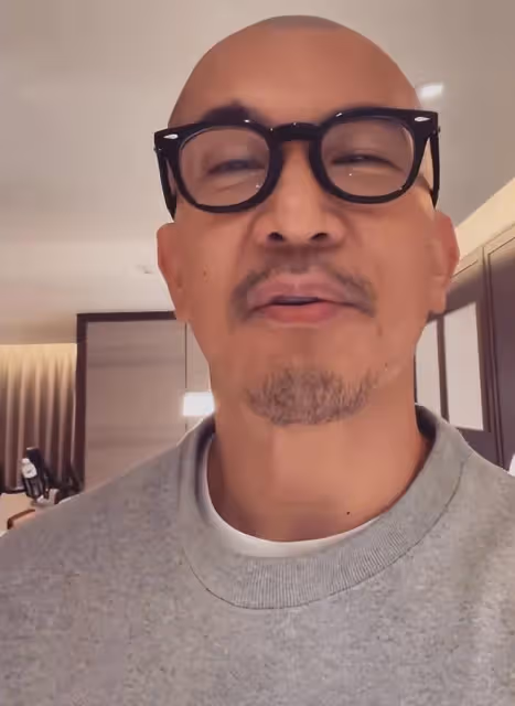 具俊曄最新扮酷:穿3年前的舊衣服自拍,自信又有嘻哈風