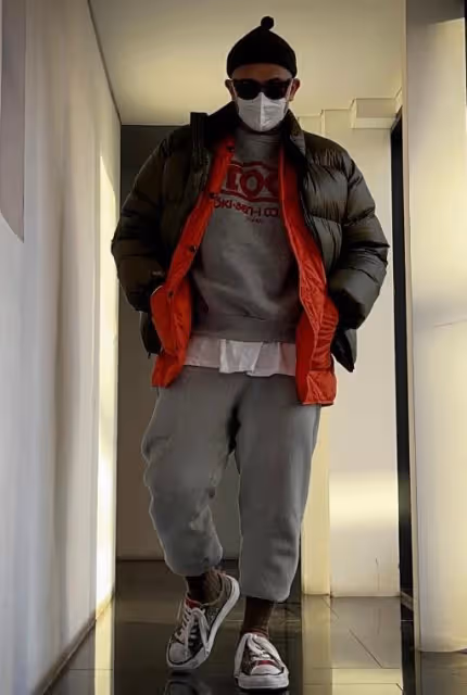 具俊曄最新扮酷:穿3年前的舊衣服自拍,自信又有嘻哈風