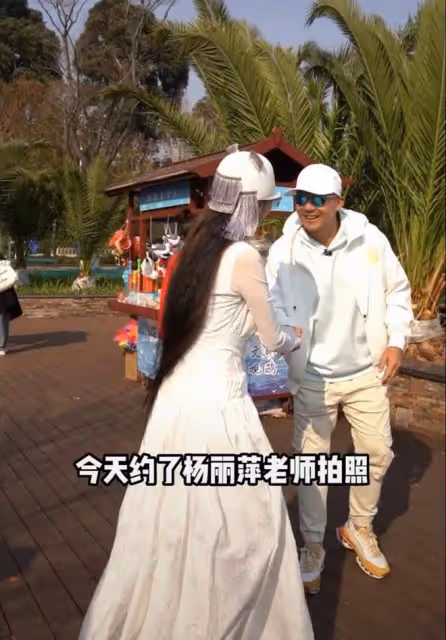 64歲楊麗萍在雲南款待劉畊宏,穿白裙水蛇腰矚目,點頭握手太謙遜