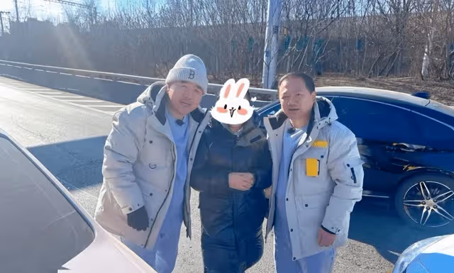 趙本山愛徒王小利唐鑒軍出車禍，車主曬出合影，結果被網友玩壞了