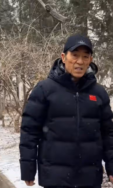 張藝謀現身街頭鍛鍊,表情刻板疑受緋聞影響,獲贊比張紀中顯年輕